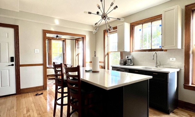 Little Village Apartment | Convenient Coliving Near Museums and Navy Pier