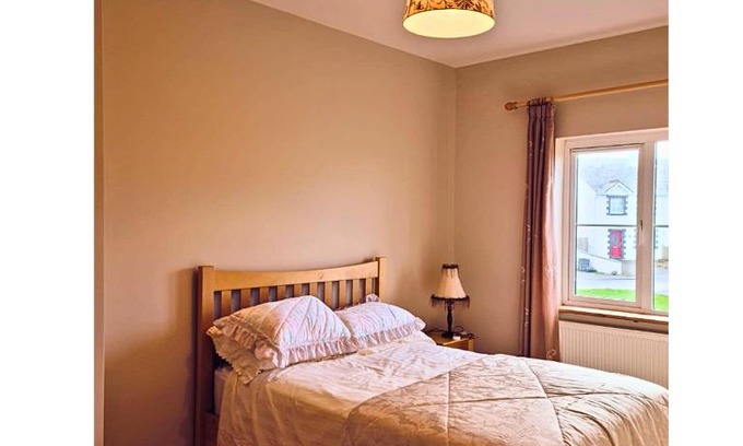 Iascaigh House | Pet-Friendly Retreat at 31 Riverbank for Family Enjoyment