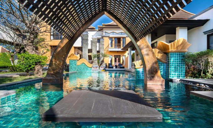 Nong Prue Villa | Relax at 31 Soi Mu Ban Phu Thara Pool Villa with Hot Tub