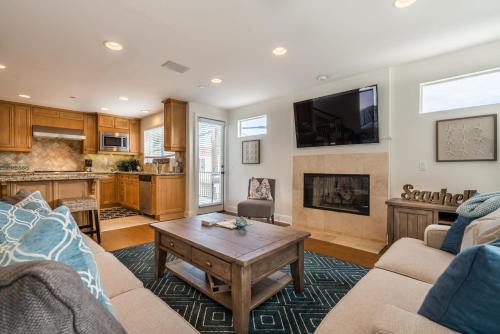 Corona del Mar House | Discover 310 and a Half Iris Ave: Family-Friendly Retreat
