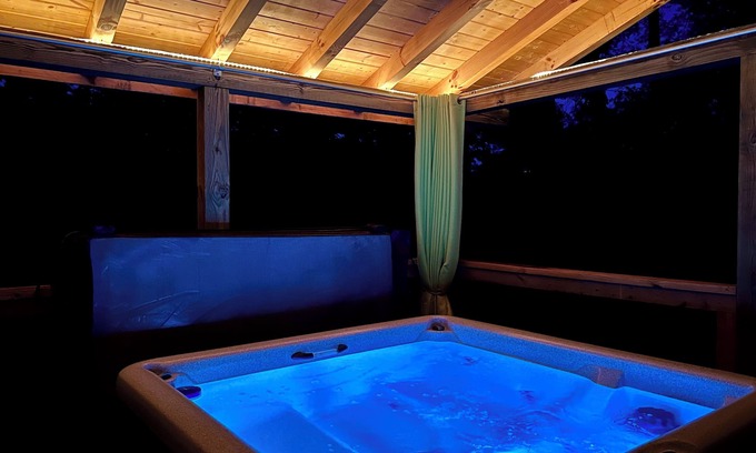 Pigeon Forge Cabin | Relax in Privacy with Decks, Hot Tub & Fast Wifi - 10/10!