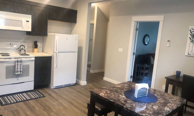 Longview Apartment | Modern Quality Apartment #1 with Breakfast & Family Amenities