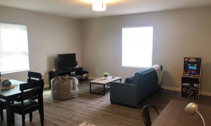 Longview Apartment | Modern Quality Apartment Near Attractions with Breakfast & Kitchen
