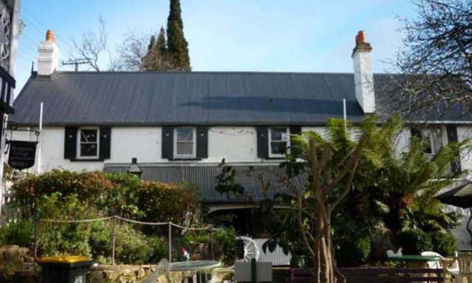 New Norfolk Bed & Breakfast | Inviting Bed and Breakfast for 3 with Restaurant Access