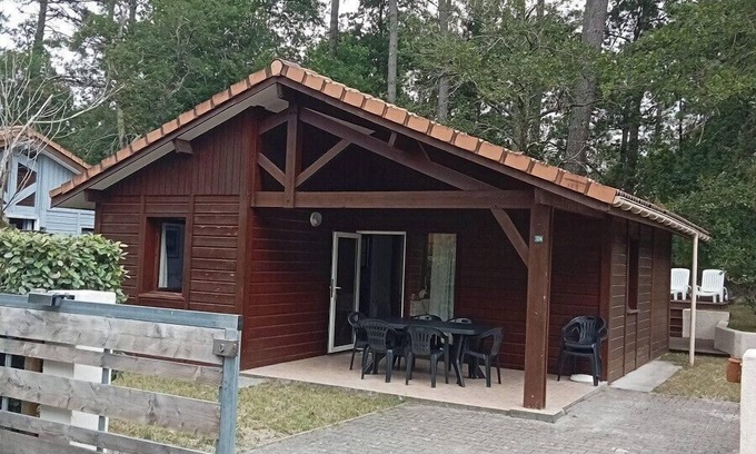 Gujan-Mestras Ski Chalet | Cozy 324 Chalet: Pet-Friendly Retreat with Pool & Kitchen