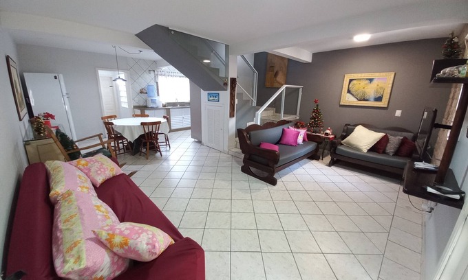 Bombas House | Pet-Friendly 3-Bedroom Townhouse for Up to 8 Guests