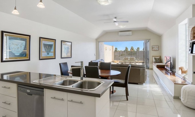 Port Fairy House | Discover 32a Sackville St: Oceanfront Haven with Spa