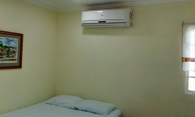 Woodbrook House | Deluxe Queen Room with Private Bath & Breakfast Included