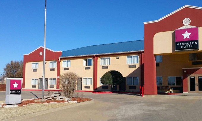Tulsa Hotel | Cozy 4-Star Hotel with Pool & Kitchen for Up to 4 Guests