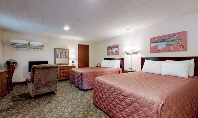 Lincoln Hotel | Family-Friendly Motel with Pool & Kitchen for 4 Guests