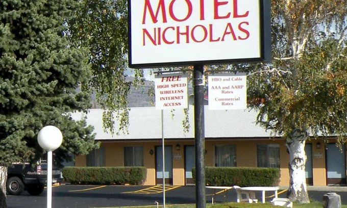 Omak Hotel | Pet-Friendly Motel for Two Guests - Your Ideal Getaway