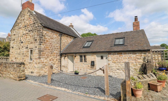Alfreton Cottage | Pet-Friendly Retreat with Open Fire in Higham, Derbyshire