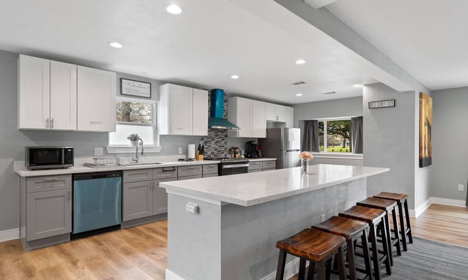Southeast Houston House | Spacious Retreat with 6 Bedrooms & Family-Friendly Amenities