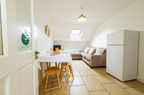 Trim Apartment | Eco-Friendly Retreat at 33B Steepleview with Hot Tub