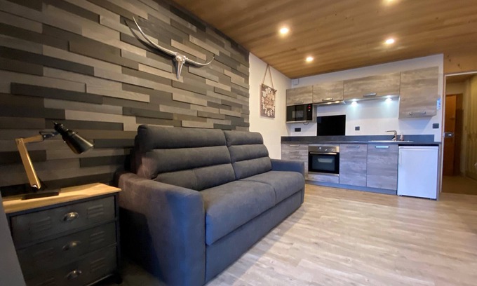 Les Deux Alpes Apartment | Modern Mountain Retreat with Pool & Breakfast - Guest Rated 9.8