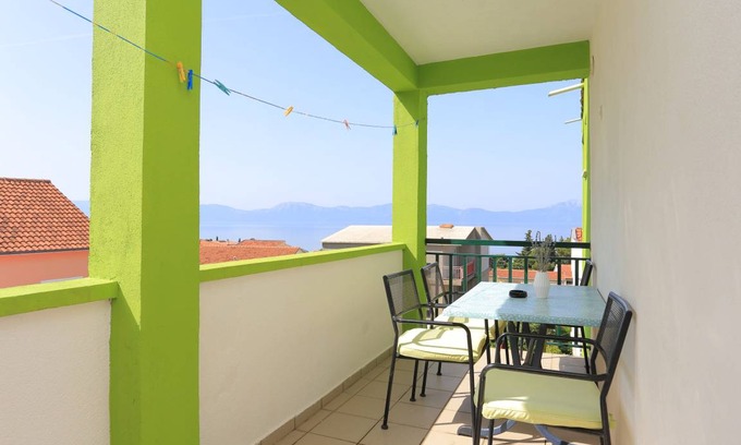 Gradac Apartment | Cozy Oceanfront Apartment for 4 with Kitchen Amenities