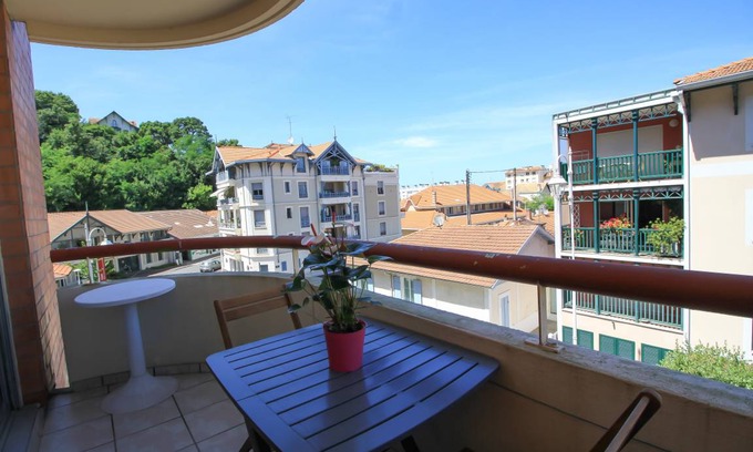 Arcachon Apartment | Cozy Oceanfront Apartment with Kitchen for 4 Guests