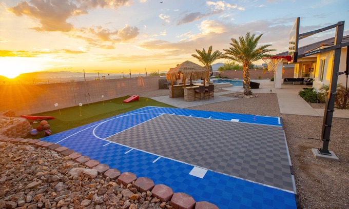 Foothills House | Spacious House with Heated Pool and Strip View - 9.6 Rated