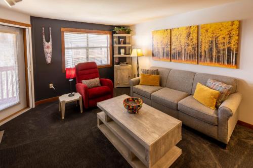 Snowbird Apartment | Cozy One Bedroom Den at Powderhorn Lodge with Hot Tub