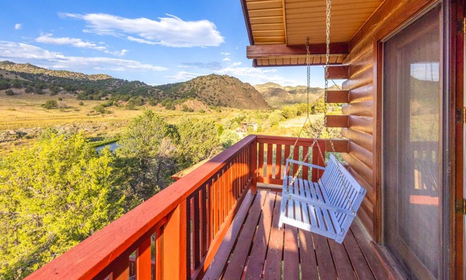 Cotopaxi House | Spacious 5-Bedroom Retreat with Lake and Mountain Views