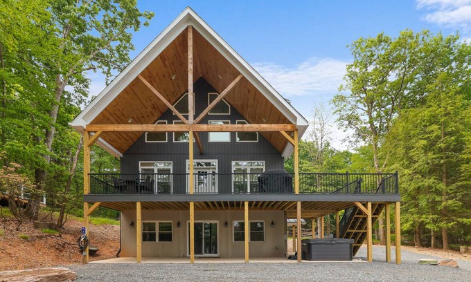 Lake Harmony Estates House | Spacious 7-Bedroom Retreat with Pool & Mountain Views