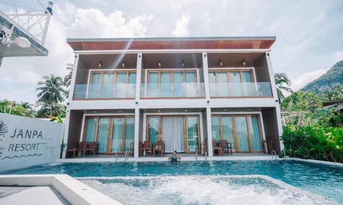 Don Sak Hotel | Spacious 4-Star Hotel for Up to 8 Guests with Pool