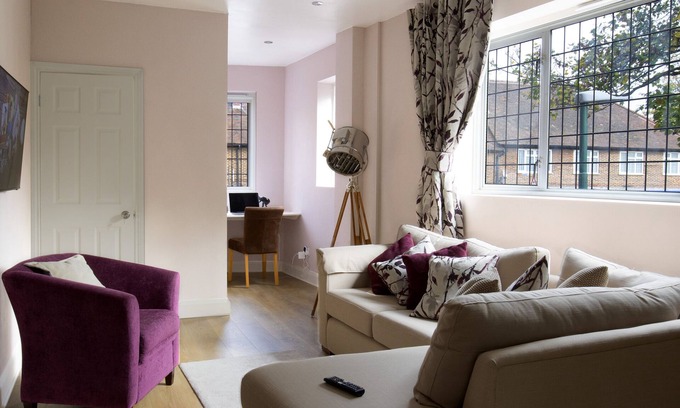 Sutton Apartment | Convenient 2-Bedroom Flat Near London in Cheam Village
