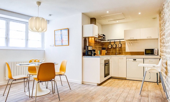 Saint-Guenole Apartment | Beachside Retreat: Pet-Friendly Flat with Ocean Views