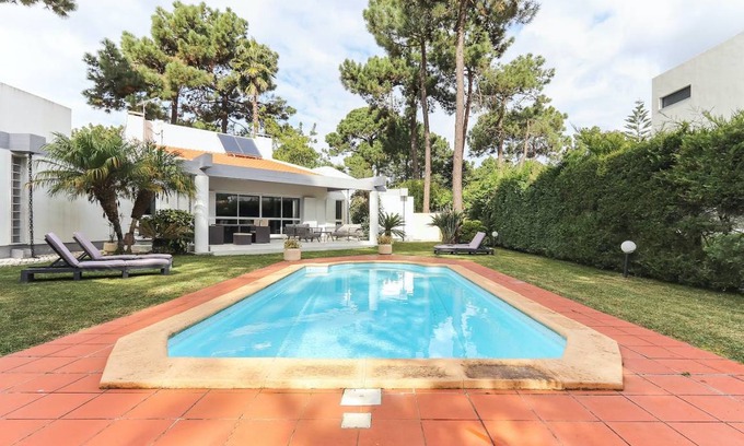 Charneca de Caparica e Sobreda House | Ideal 5-Bedroom Home for Families - Accommodates 10 Guests