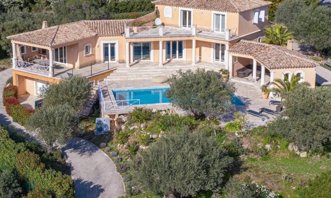 Sollies-Ville House | Spacious 10-Bed House with Breathtaking Ocean Views