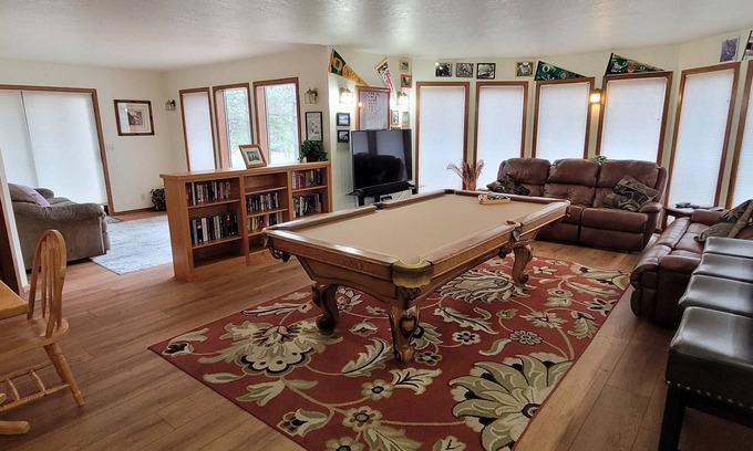 Deer Park House | Inviting Suites with Pool Table, Hot Tub & Ocean Views