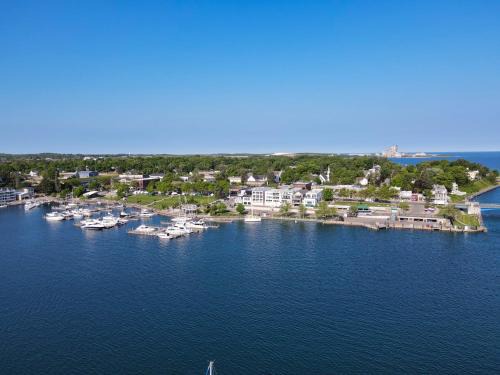 Charlevoix House | Child-Friendly Getaway at 356 Edgewater Inn with Hot Tub