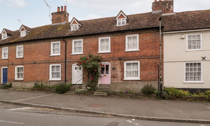 Downton Cottage | Pet-Friendly Retreat with Cozy Fire in Downton, Wiltshire
