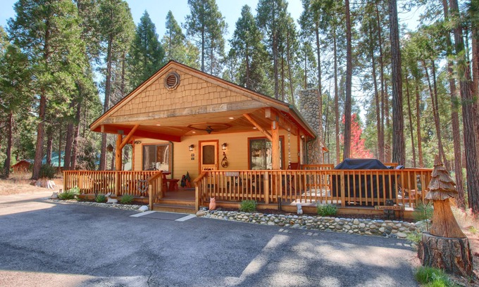 North Wawona Cabin | Unforgettable Larkspur Lair at The Redwoods in Yosemite