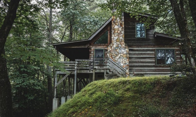 Purlear Cabin | Pet-Friendly Pine Crest Cabin with Hot Tub - Rated 9.8