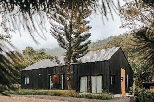 Mae Rim House | Experience 360 Black Cabin CNX: Top-Rated Family Retreat