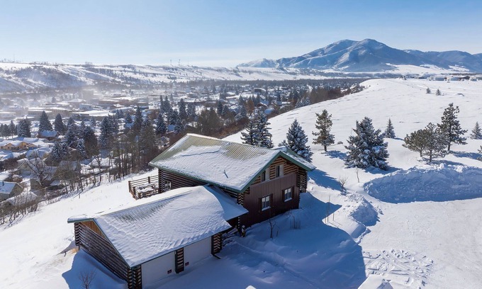 Red Lodge House | Stunning Views & Hot Tub Await at Spruce Lodge