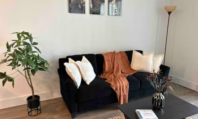 Pflugerville Apartment | Cozy King Room with Family-Friendly Resort Amenities