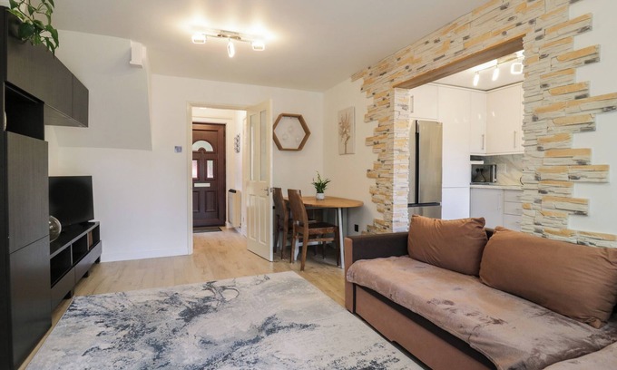 Colchester Cottage | 37 HANBURY GARDENS, pet friendly, with a garden in Colchester
