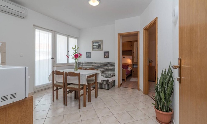 Okrug Apartment | Cozy 2-Bedroom Apartment with Kitchen for Up to 4 Guests