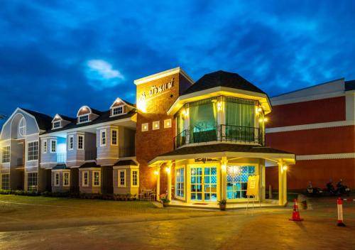 Hua Wiang Hotel | Comfortable Hotel for 4 with Pool and Pet-Friendly Amenities