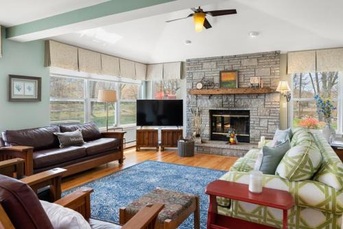 Stonington House | Experience 10/10 Stay at Chateau Stonington Hot Tub Retreat