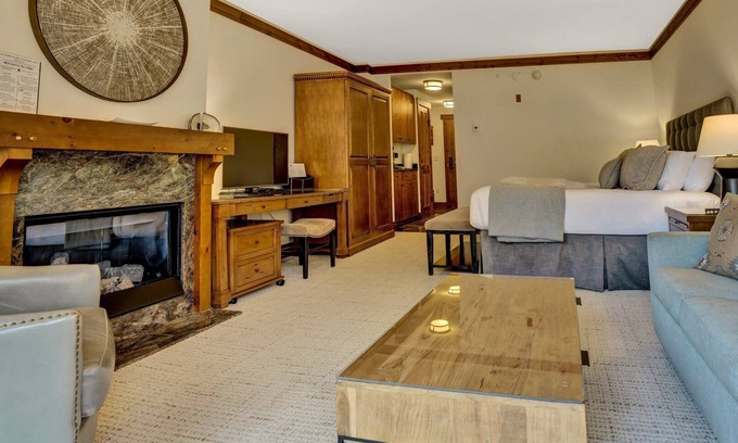 Stowe Village Historic District Cabin | Pet-Friendly Studio with Gondola Views & Top Amenities