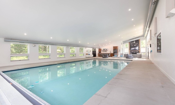 Niles House | Experience 38 Acres with Indoor Pool & Gym Near ND