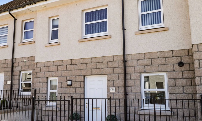 Elgin Cottage | Relax at 38 THE VIEWS with Garden in Elgin