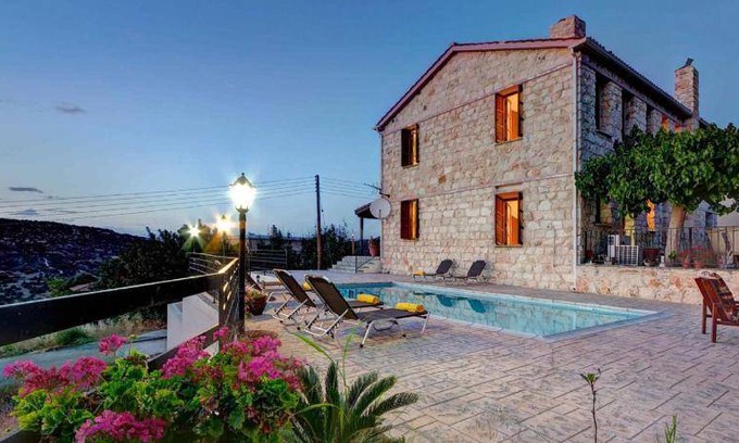 Peristerona Villa | Spacious 5-Bedroom Villa with Pool for Unforgettable Stays