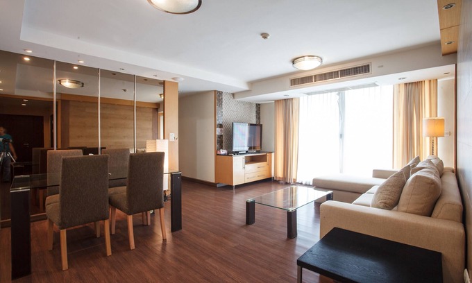 Khlong Toei Nuea Apartment | Convenient 2-Bedroom Retreat in Downtown Bangkok