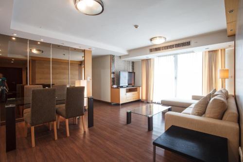 Khlong Toei Nuea Apartment | Comfortable 2-Bedroom Retreat with Pool in Downtown Bangkok