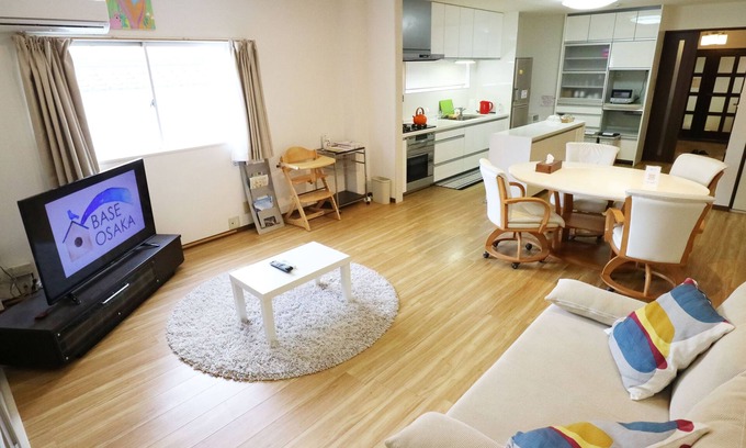 Naniwa House | Cozy Room with Kitchen & Spa Amenities for Families