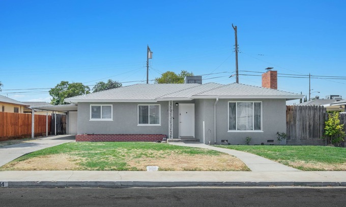 Raisin House | Ideal Getaway: 3B/2Bth Base Near National Parks & Airport